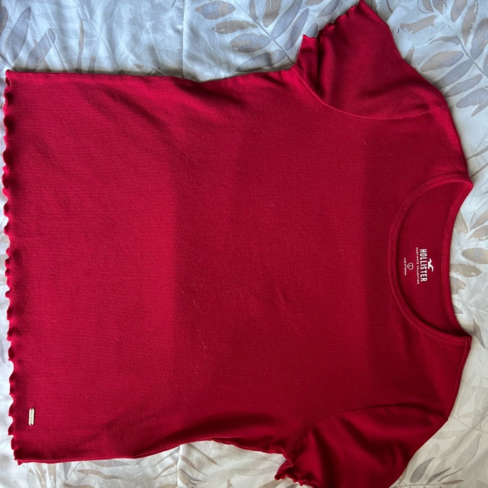 Hi there I’m selling a plain red crop top